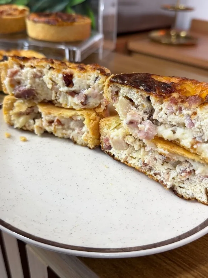 Fatias de quiche da Chef Geicy mostrando o recheio cremoso e generoso no prato