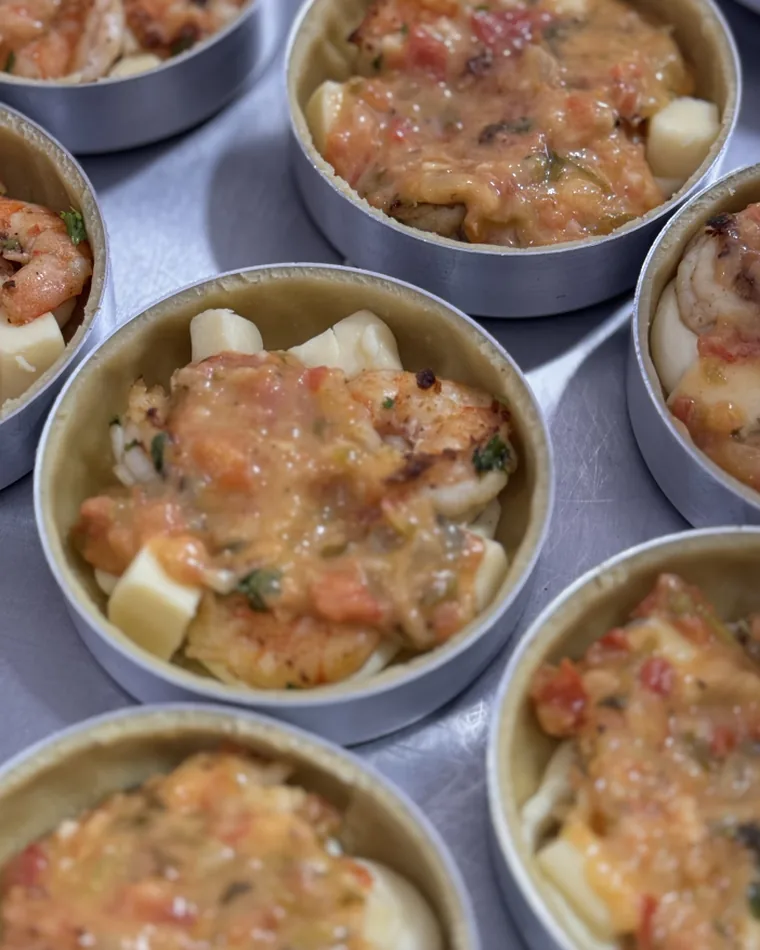 Quiches da Geicy com recheio cremoso e generoso nas forminhas