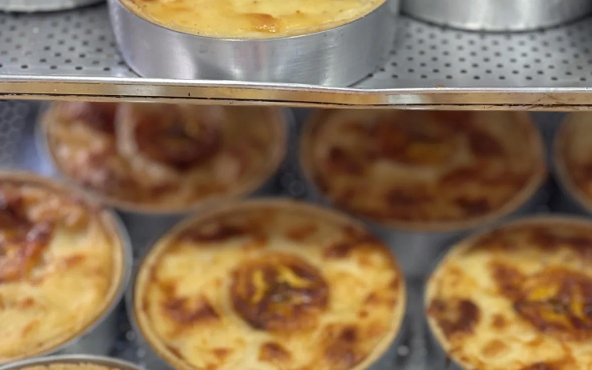 Vitrine de quiches douradas da Geicy nas forminhas